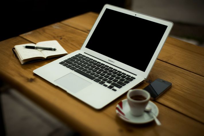 Hogyan írjunk blogot stílusosan? Kávé, laptop, jegyzetfüzet